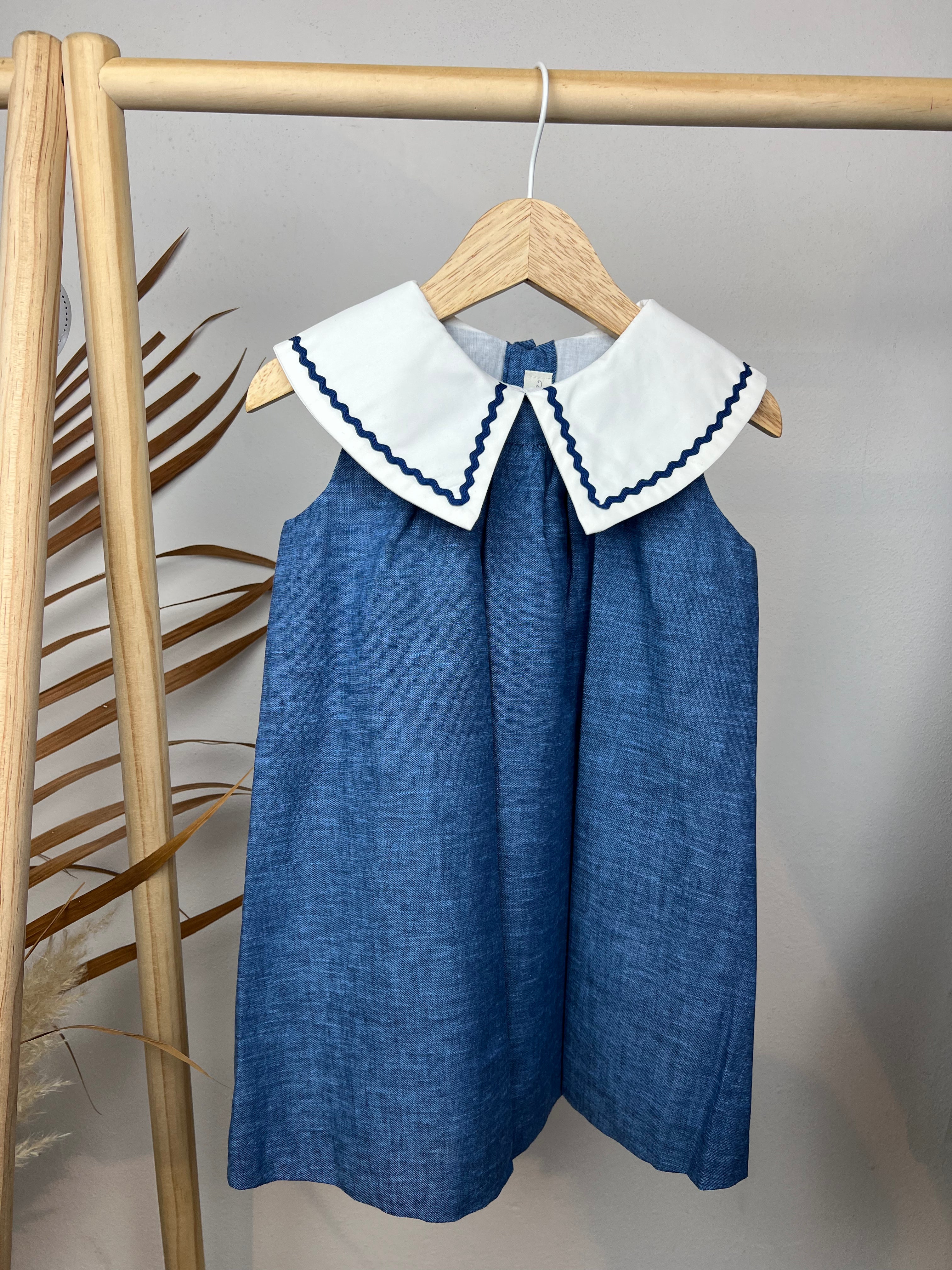 Vestito elegante con collo bianco