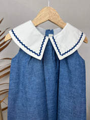 Vestito elegante con collo bianco