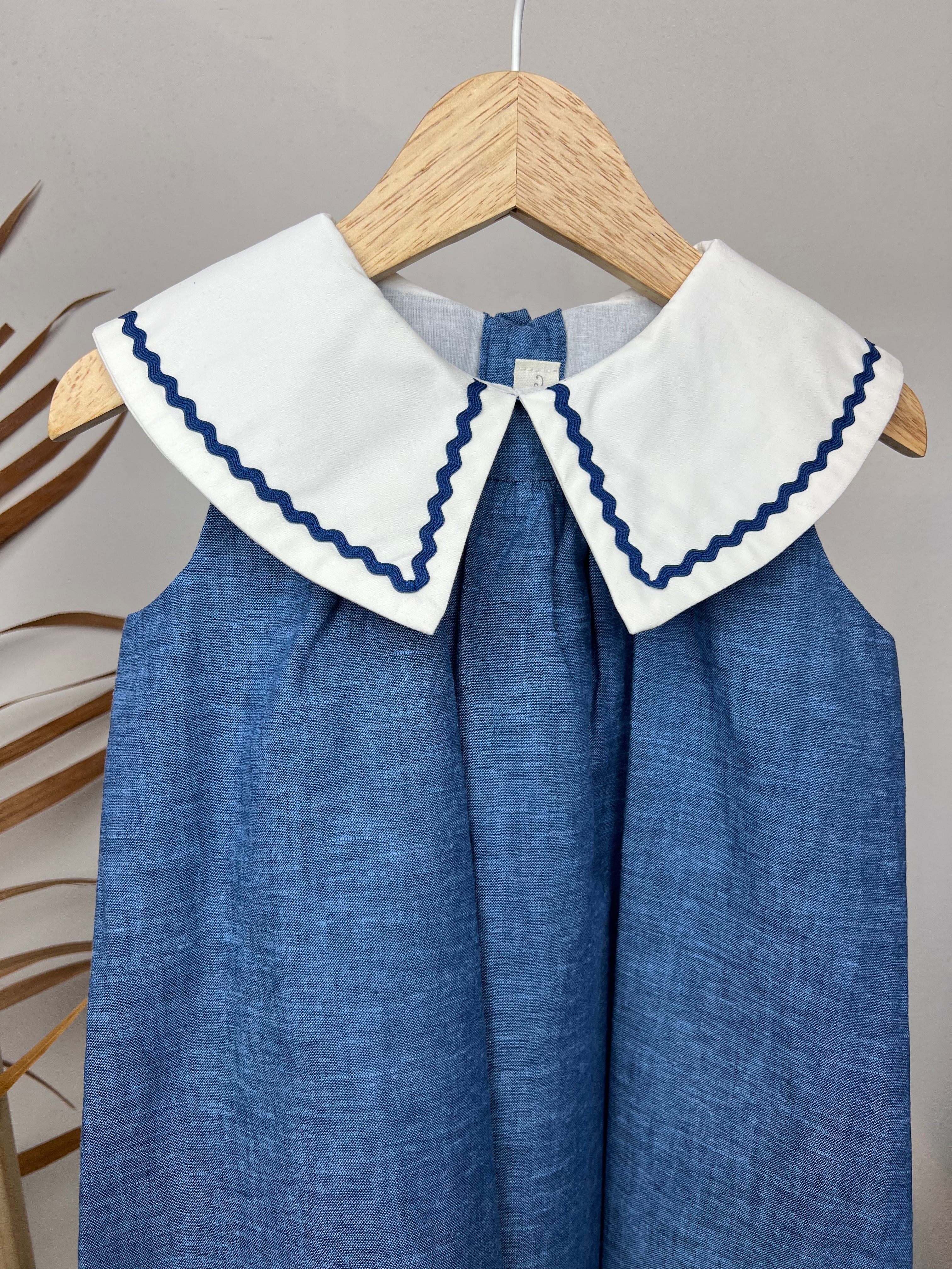 Vestito elegante con collo bianco