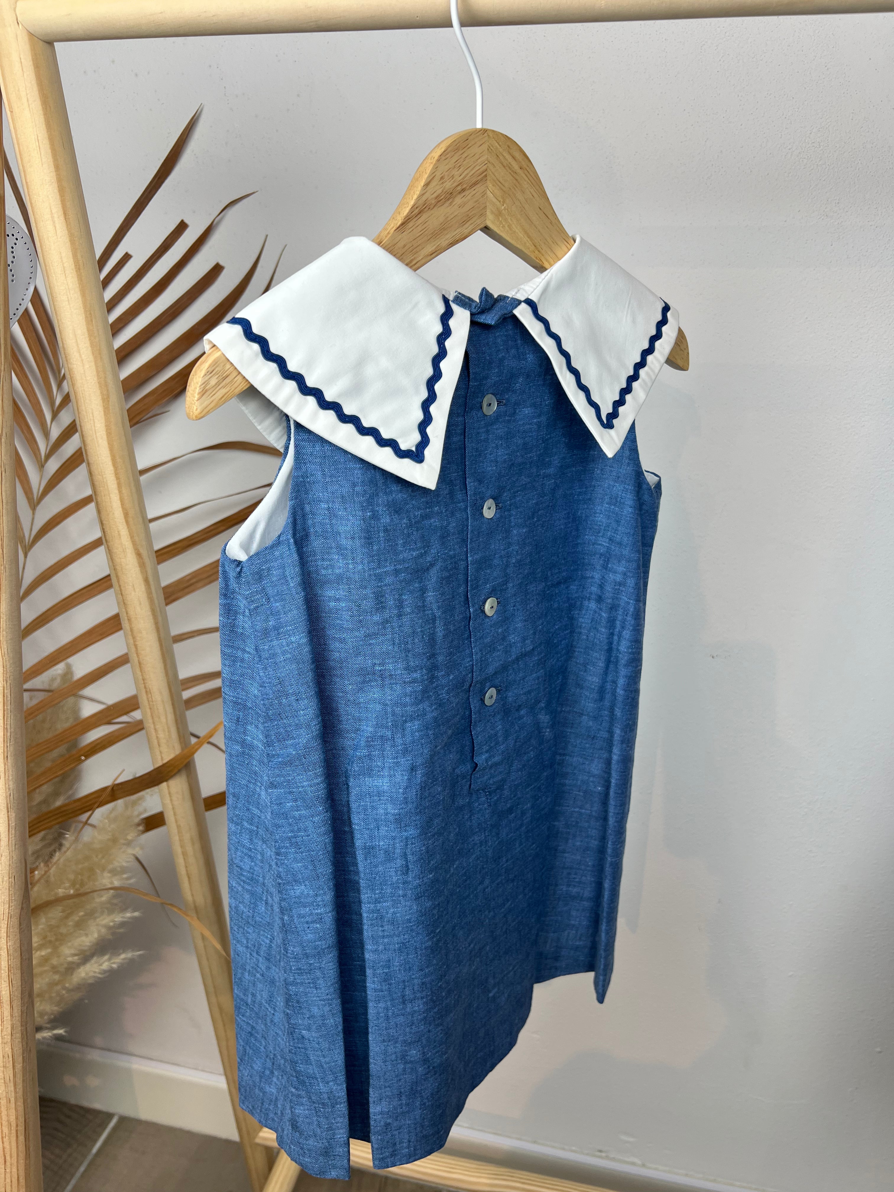 Vestito elegante con collo bianco