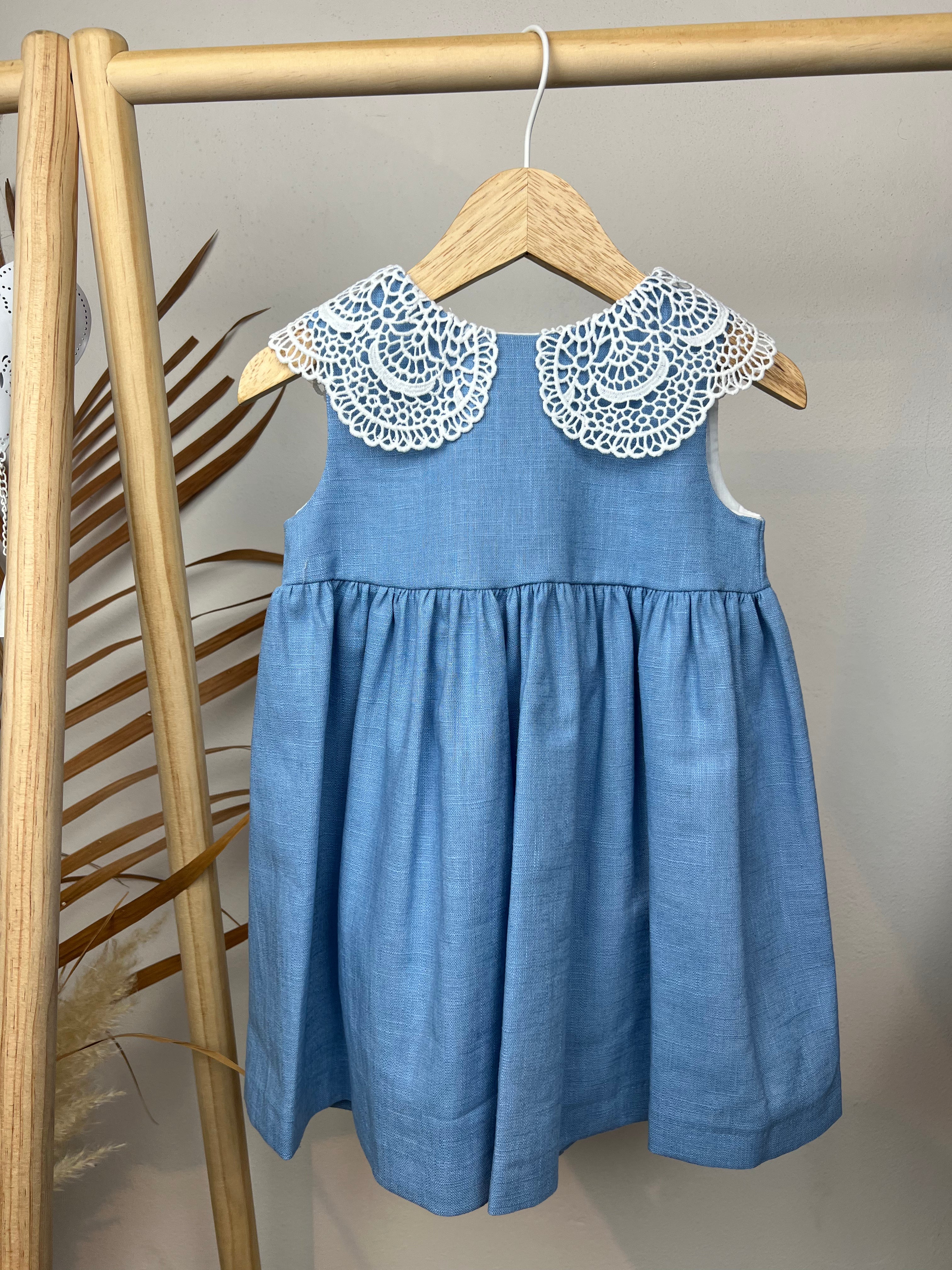 Vestito con colletto macramè