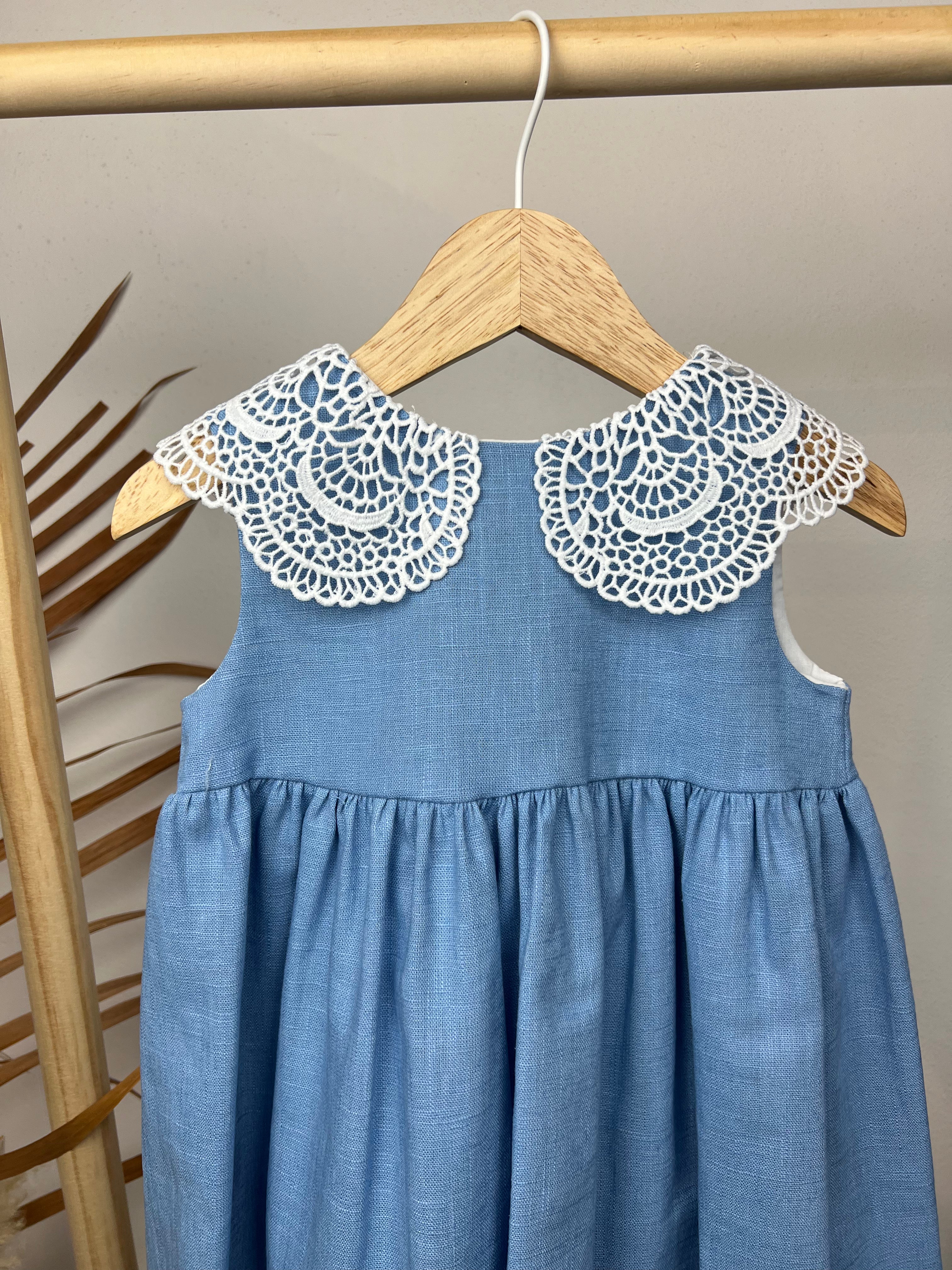 Vestito con colletto macramè