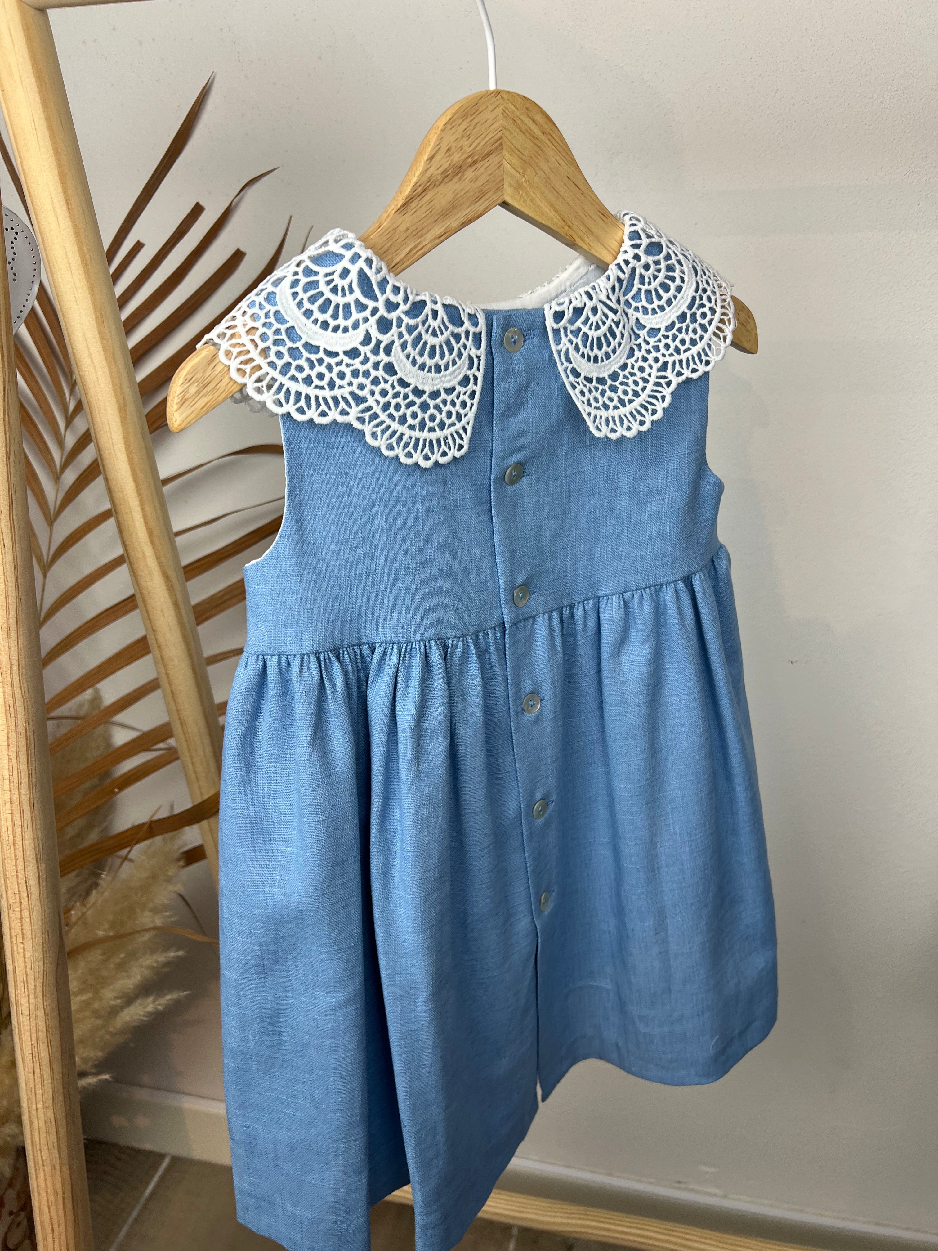 Vestito con colletto macramè