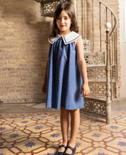 Vestito elegante con collo bianco
